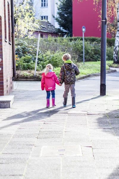 Brat i siostra spaceru ręka w rękę w mieście — Zdjęcie stockowe
