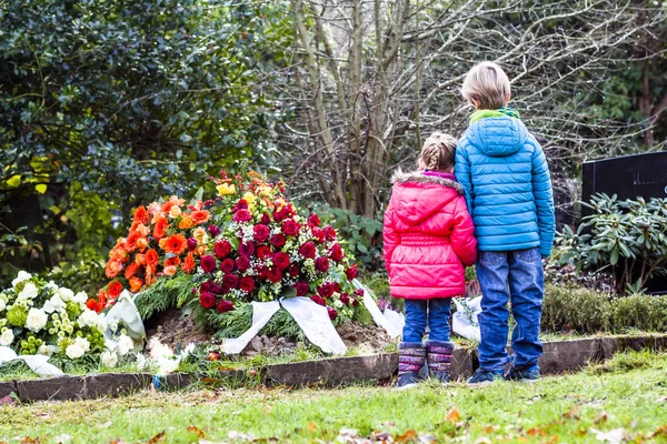 Geschwisterchen am Grab ihrer Eltern — Stockfoto