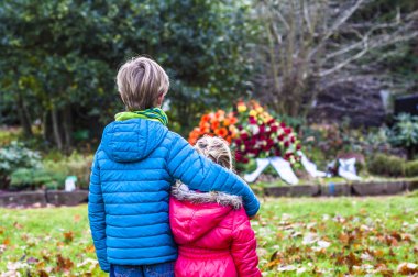 Küçük kardeşim ve kız kardeşi anne mezarında ayakta