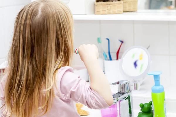 Liten flicka borsta tänderna i badet — Stockfoto