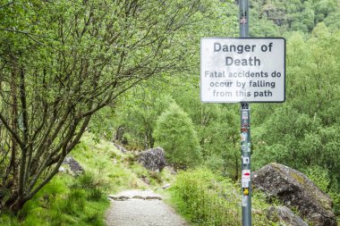 Loch Awe, Argyll, İskoçya - 19 Mayıs 2017: İşareti uyarı bir yoldan düşme nedeniyle ölümcül kazalar tarafından ölüm tehlike