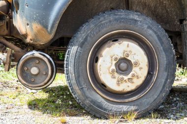 Loch Awe, Argyll, İskoçya - 15 Mayıs 2017: yumuşak oyuncak koyun üzerinde soğutucu ile bekleyen ağ demiryolu araç