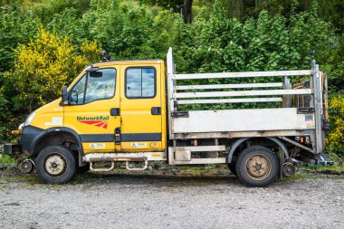 Loch Awe, Argyll, İskoçya - 15 Mayıs 2017: yumuşak oyuncak koyun üzerinde soğutucu ile bekleyen ağ demiryolu araç
