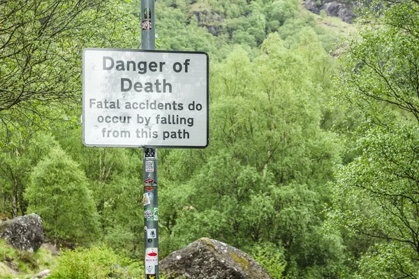Loch Awe, Argyll, Scotland - 19 maja 2017: Zarejestruj ostrzeżenie niebezpieczeństwo śmierci przez wypadków śmiertelnych z powodu upadku ze ścieżki — Zdjęcie stockowe