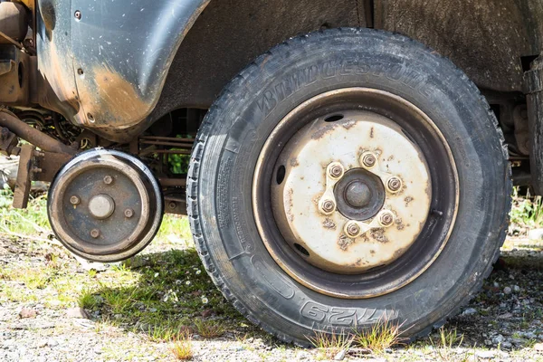Loch Awe, Argyll, İskoçya - 15 Mayıs 2017: yumuşak oyuncak koyun üzerinde soğutucu ile bekleyen ağ demiryolu araç