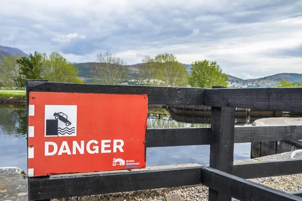 Fort William, Skottland - maj 19 2017: Tecken varning om faran av faller i vattnet — Stockfoto