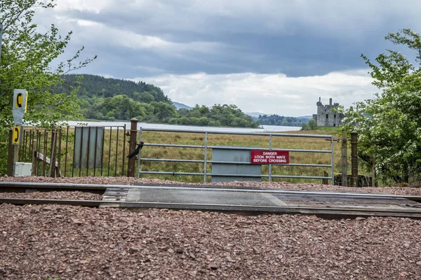 Loch Awe, Argyll, Scotland - 15 maja 2017 r.: Znak z instrukcjami jak tresspass kolej — Zdjęcie stockowe