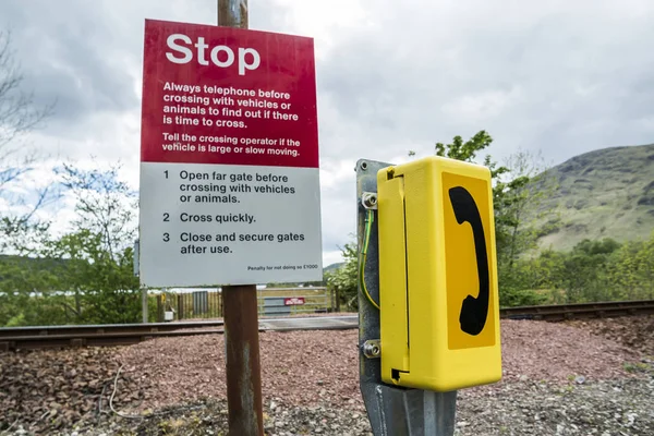 Loch Awe, Argyll, Skottland - maj 15 2017: Logga med instruktioner hur man tresspass järnvägen — Stockfoto