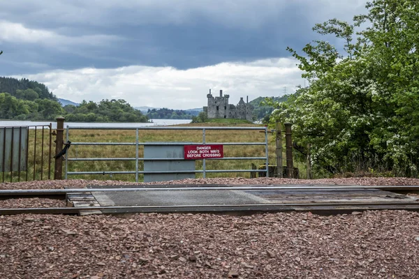 Loch Awe, Argyll, Ecosse - 15 mai 2017 : Signez avec les instructions pour tresspass le chemin de fer — Photo