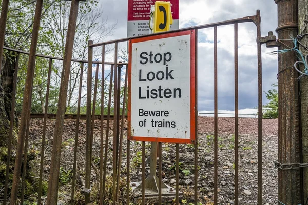 Loch Awe, Argyll, Scotland - 15 maja 2017 r.: Znak z instrukcjami jak tresspass kolej — Zdjęcie stockowe