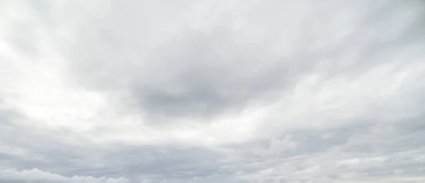 Luchtfoto uitzicht over de dramatische wolken — Stockfoto