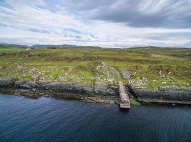 Ardfern ve Craignish arasında unutulmuş iskele havadan görünümü gelin