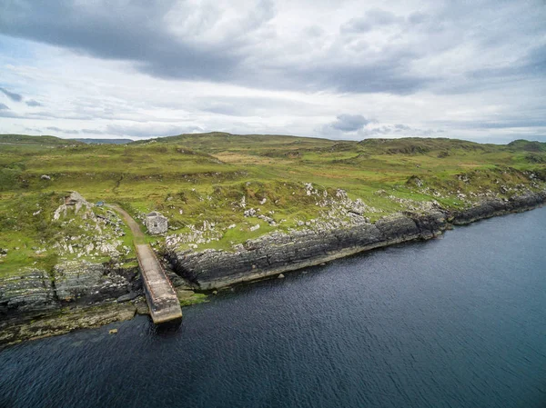 Flygfoto över glömda piren mellan Ardfern och Craignish pekar — Stockfoto