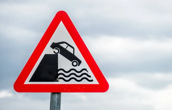 Señal de advertencia de peligro cayendo en el agua — Foto de Stock