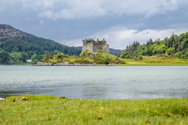 Zamek Tioram - ruiny zamku na wyspie pływów w Loch Moidart, Lochaber, Highland w Szkocji — Zdjęcie stockowe