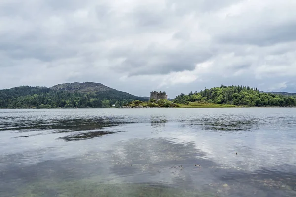 Vár Tioram - egy romos vár egy árapály szigeten a Loch Moidart, Lochaber, Highland, Skócia — Stock Fotó