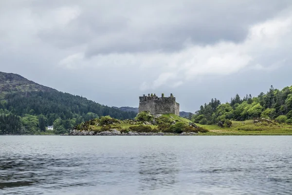 Zamek Tioram - ruiny zamku na wyspie pływów w Loch Moidart, Lochaber, Highland w Szkocji — Zdjęcie stockowe