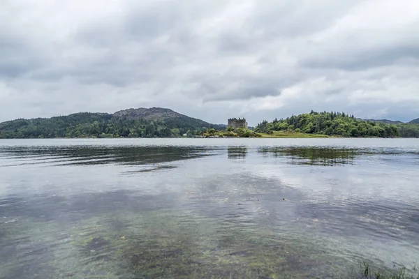 Vár Tioram - egy romos vár egy árapály szigeten a Loch Moidart, Lochaber, Highland, Skócia — Stock Fotó