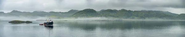 在苏格兰高地的雾海中独自驶过 — 图库照片