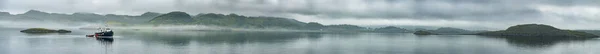 Alone boat driving through in the foggy sea in the scottish highlands — Stock Photo, Image