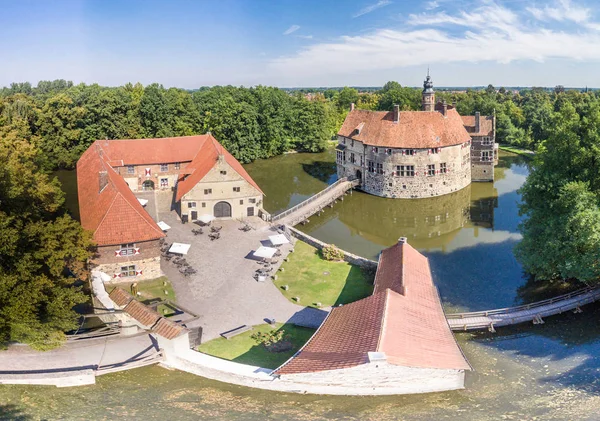 Vista aérea do castelo medieval Vischering em Luedinghausen, Alemanha — Fotografia de Stock