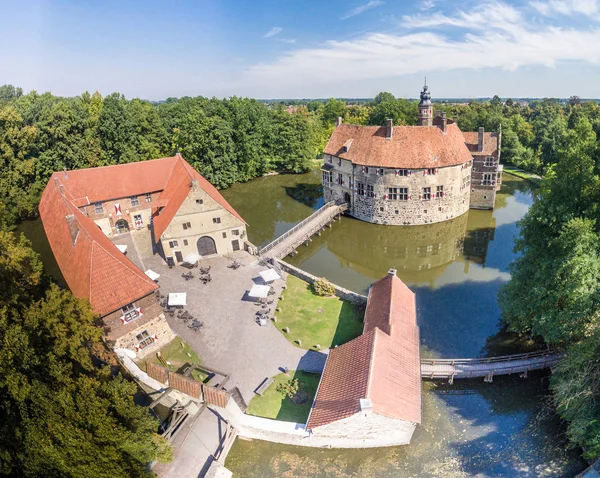 Vista aérea do castelo medieval Vischering em Luedinghausen, Alemanha — Fotografia de Stock