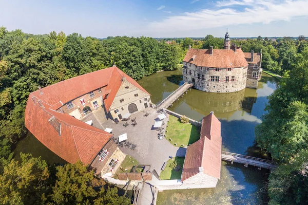 Vista aérea do castelo medieval Vischering em Luedinghausen, Alemanha — Fotografia de Stock