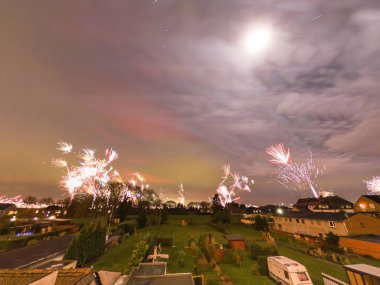 Almanya - uzun süreli pozlama banliyölerinde, renkli havai fişek