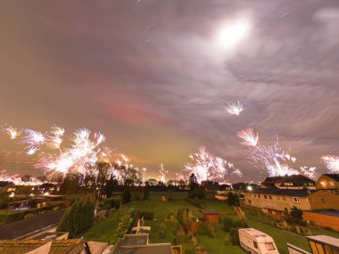 Almanya - uzun süreli pozlama banliyölerinde, renkli havai fişek