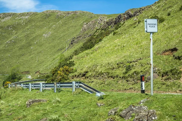 Skyddsräcke för en ensam väg genom de skotska högländerna — Stockfoto