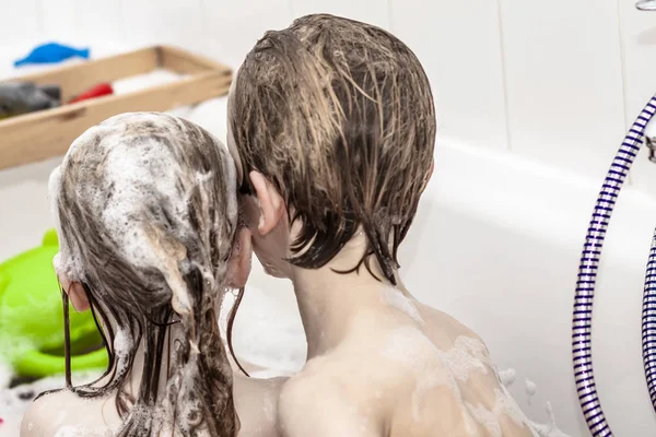 Девочка и мальчик в ванной — стоковое фото