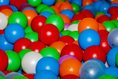 Çocuklar için oyun alanında birçok renkli plastik topları