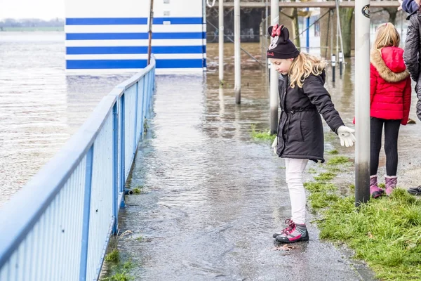 Duisburg, Německo - leden 08 2017: Malá holčička překvapen u řeky Rýn záplavy promenáda — Stock fotografie