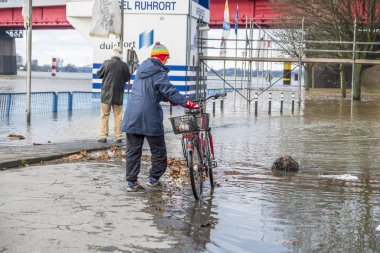 Duisburg, Almanya - 08 Ocak 2017: gezinti sel Bayan sürpriz tarafından Ren Nehri