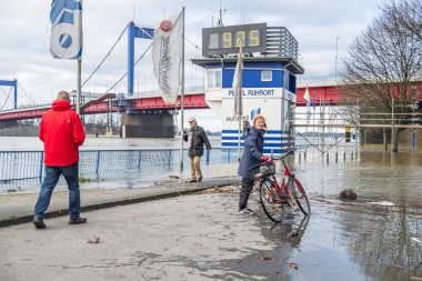 Duisburg, Almanya - 08 Ocak 2017: gezinti sel Bayan sürpriz tarafından Ren Nehri
