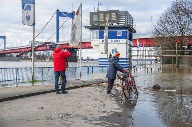 Duisburg, Almanya - 08 Ocak 2017: gezinti sel Bayan sürpriz tarafından Ren Nehri
