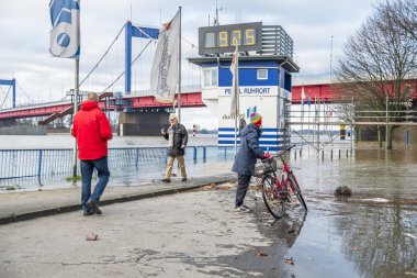 Duisburg, Almanya - 08 Ocak 2017: gezinti sel Bayan sürpriz tarafından Ren Nehri
