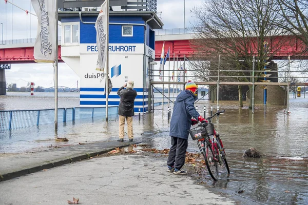 Дуйсбурзі, Німеччина - 2017 08 січня: Леді здивований, річка Рейн повені на набережну — стокове фото