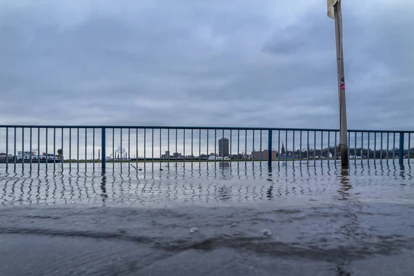 Der Rhein überflutet die Promenade — Stockfoto