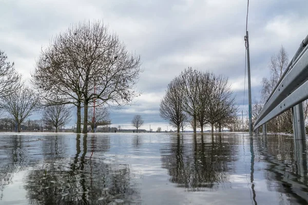 Floden Rhen är översvämning staden Duisburg — Stockfoto