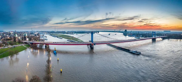 Veduta aerea dello skyline della città di Duisburg durante le inondazioni di gennaio 2018 — Foto Stock