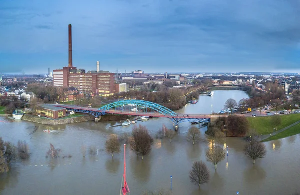 Вид с воздуха на город Дуйсбург во время наводнения в январе 2018 года — стоковое фото