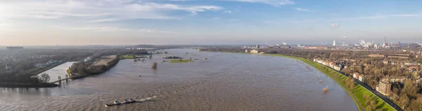 Река Райн в полном разгаре Дуйсбургом во время наводнения в январе 2018 года — стоковое фото