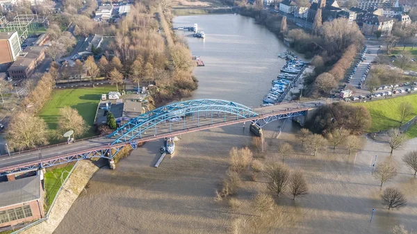 O rio Reno está inundando a cidade de Duisburg — Fotografia de Stock