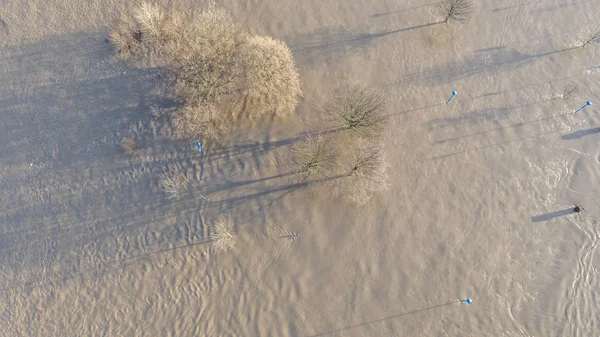 De rivier de Rijn in volledige Golf door Duisburg tijdens de overstromingen van januari 2018 — Stockfoto