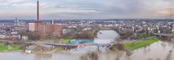 Vista aérea del horizonte de la ciudad de Duisburg durante la inundación de enero de 2018 — Foto de Stock