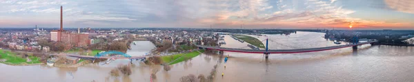 Vista aérea del horizonte de la ciudad de Duisburg durante la inundación de enero de 2018 — Foto de Stock