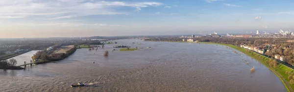 Vista aérea do rio Reno em plena expansão por Duisburg durante as inundações de janeiro de 2018 — Fotografia de Stock