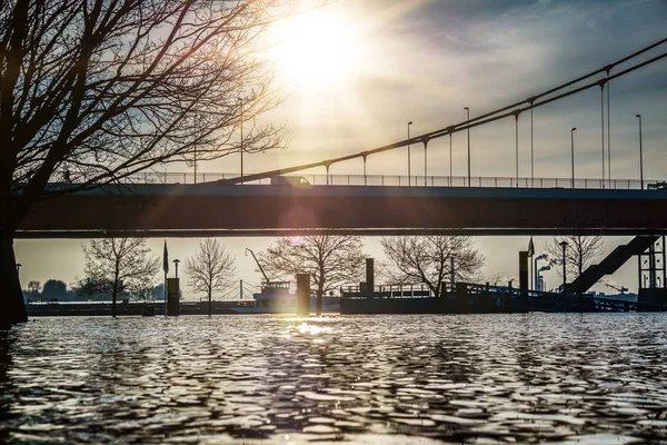 Ο ποταμός Ρήνος είναι πλημμύρα η πόλη του Duisburg — Φωτογραφία Αρχείου