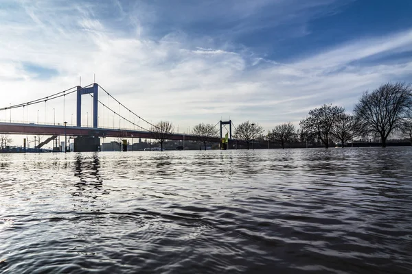 The river Rhine is flooding the city of Duisburg — Stock Photo, Image